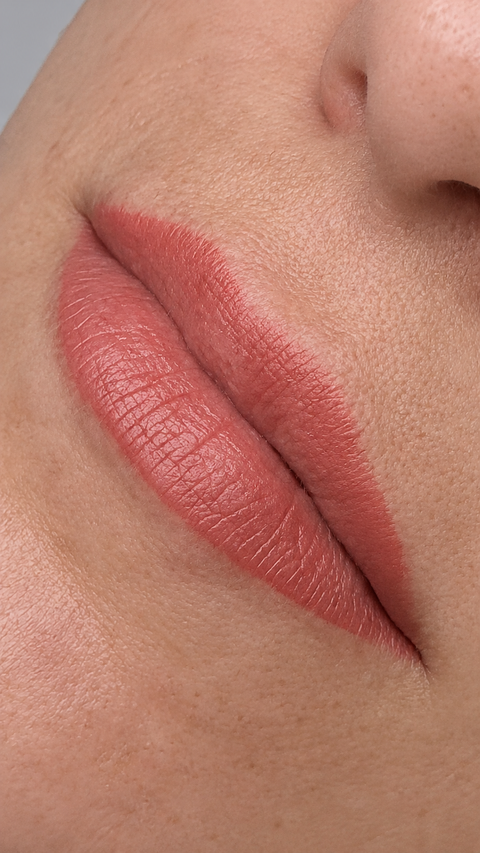 Nærbilde av helet lip blush med naturlig rosa farge