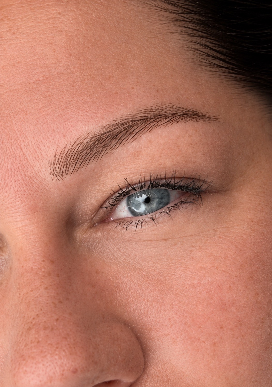 Nærbilde av øyenbryn og øye etter Nano Brows