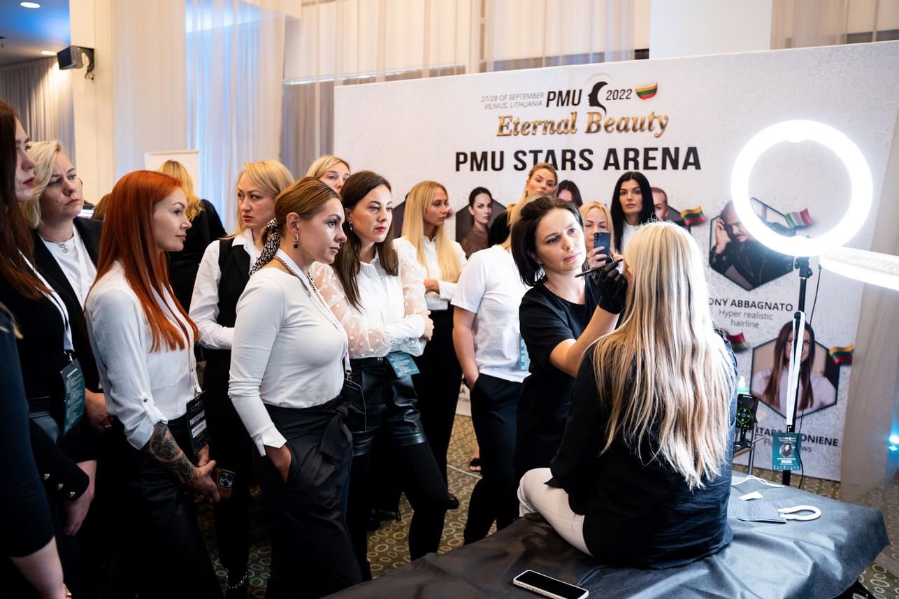 Jovita følger en faglig demonstrasjon på PMU-konferanse