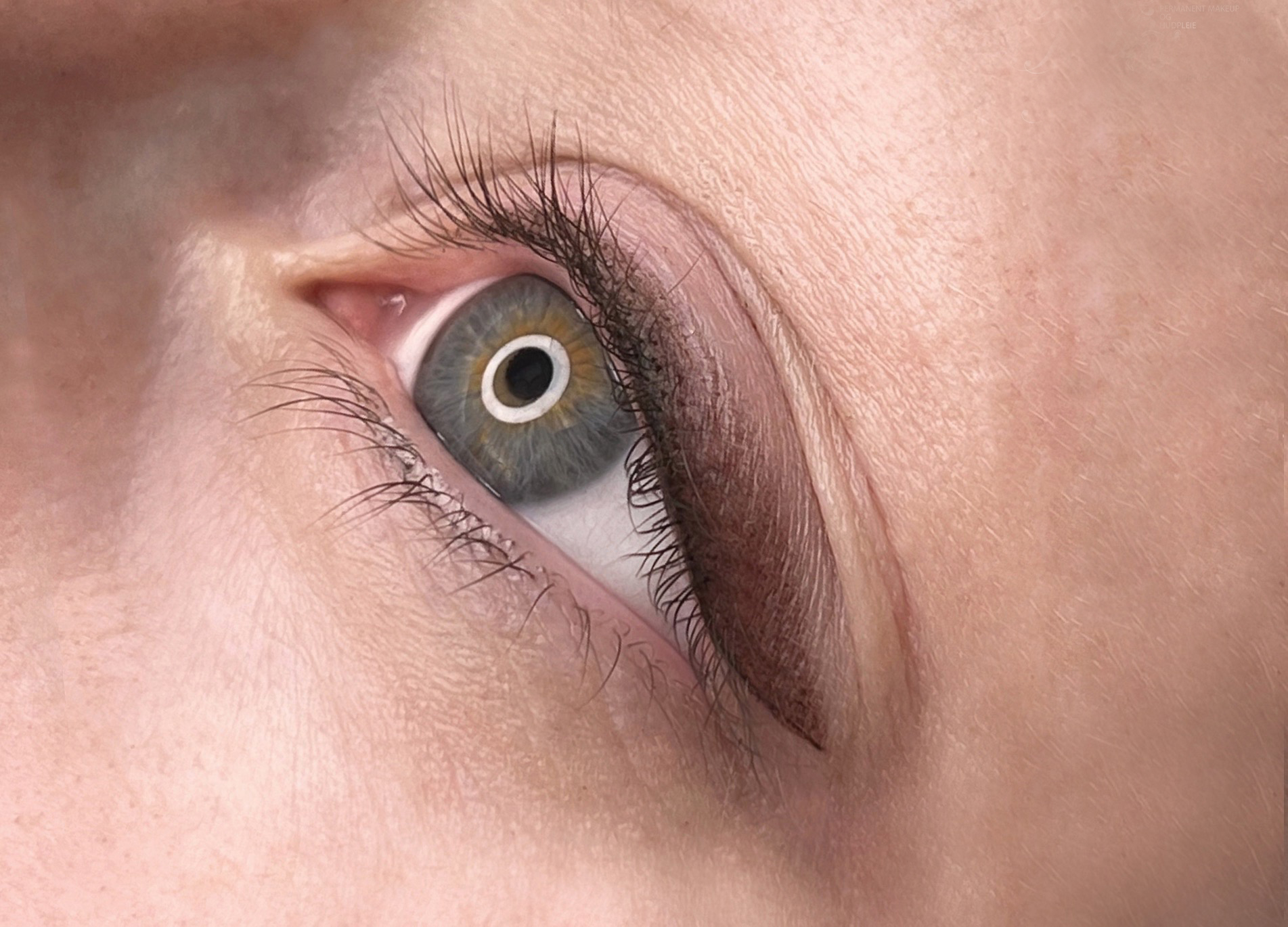 Nærbilde av skyggelagt eyeliner