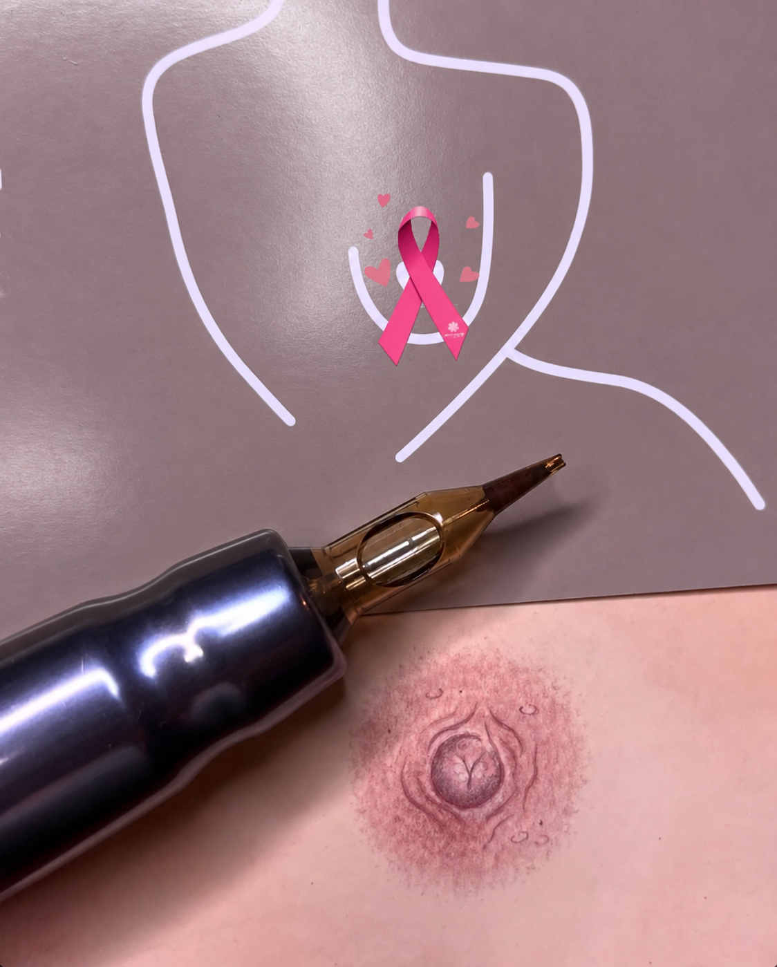 Eksempel på areolatatovering på syntetisk øvingshud med tatoveringsmaskin