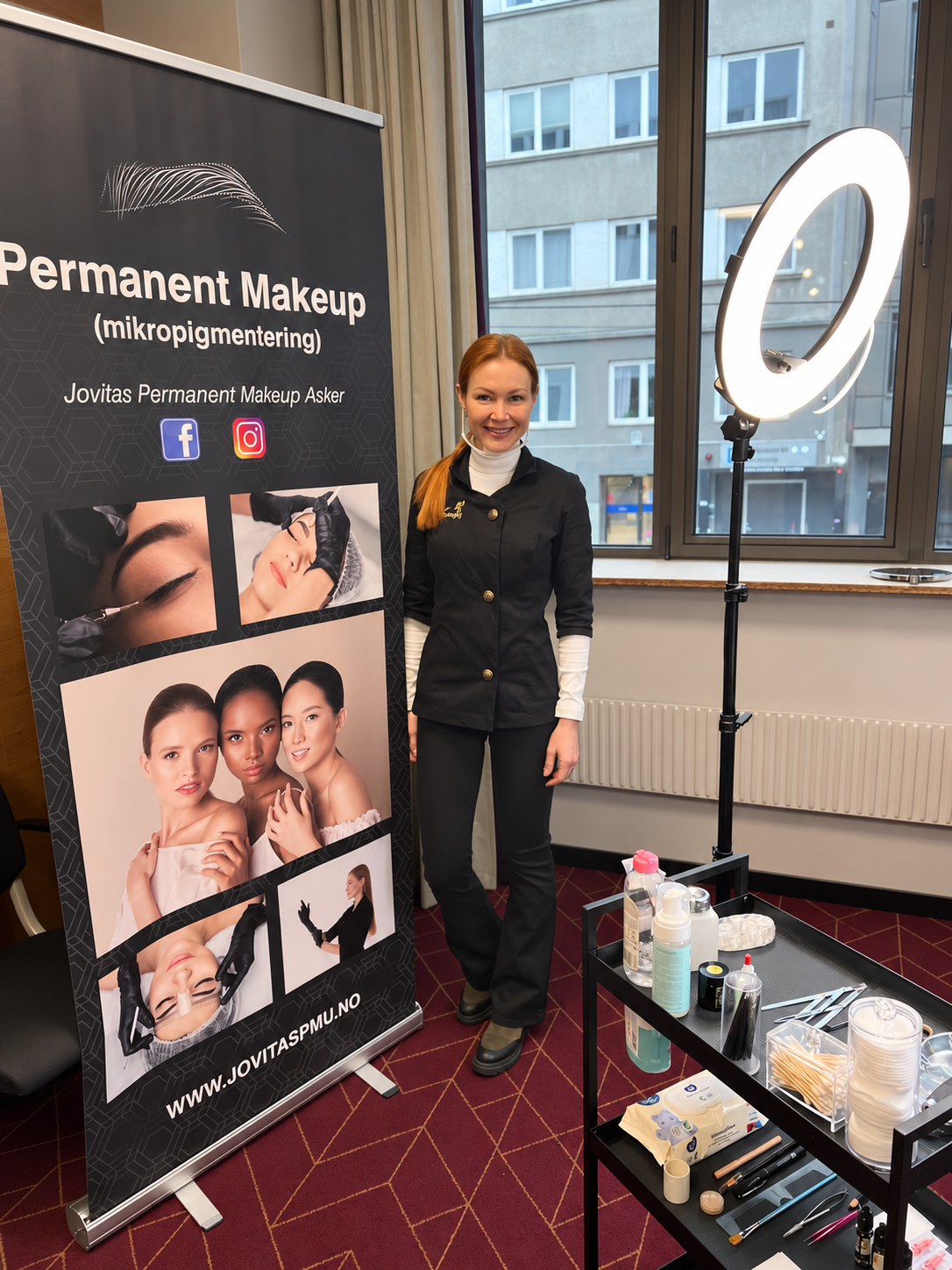 Jovita ved sin stand for permanent makeup under et arrangement hos Alopeciaforeningen Norge