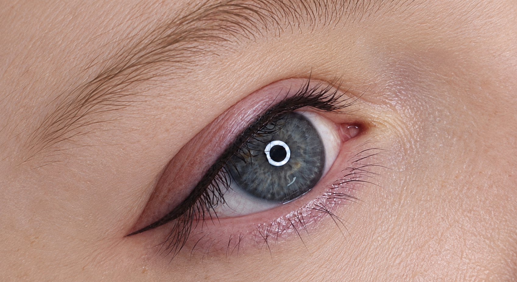 Nærbilde av klassisk eyeliner med en tydelig linje
