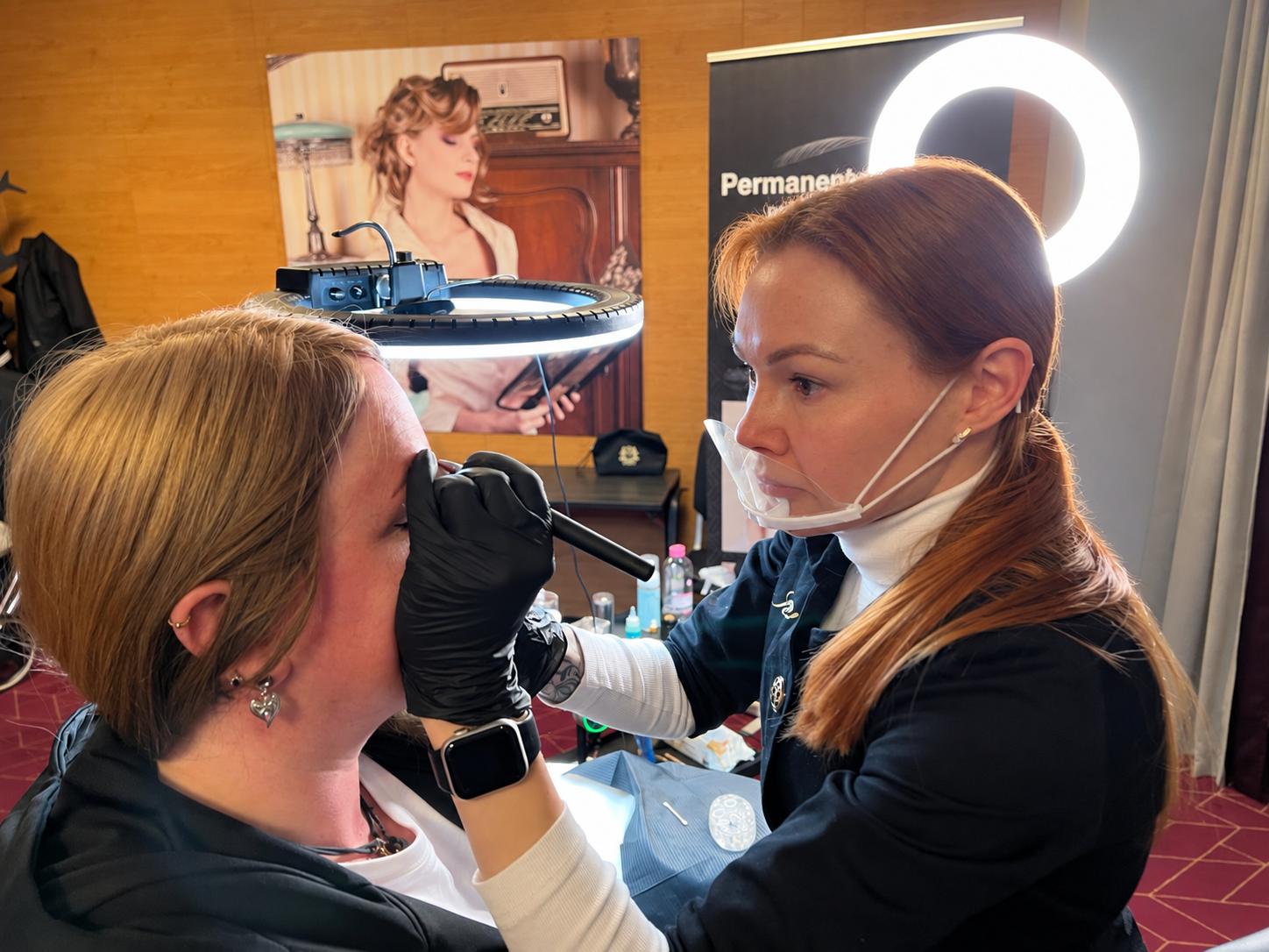 Jovita demonstrerer opptegning av bryn hos Alopeciaforeningen Norge