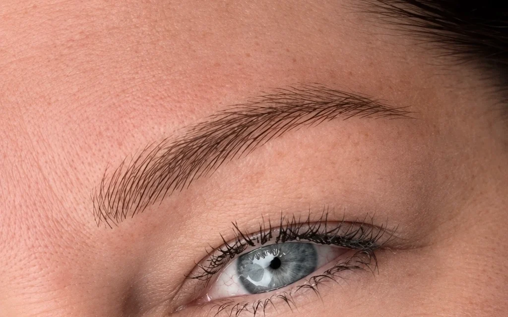 Nærbilde av ett øyenbryn etter Nano Brows