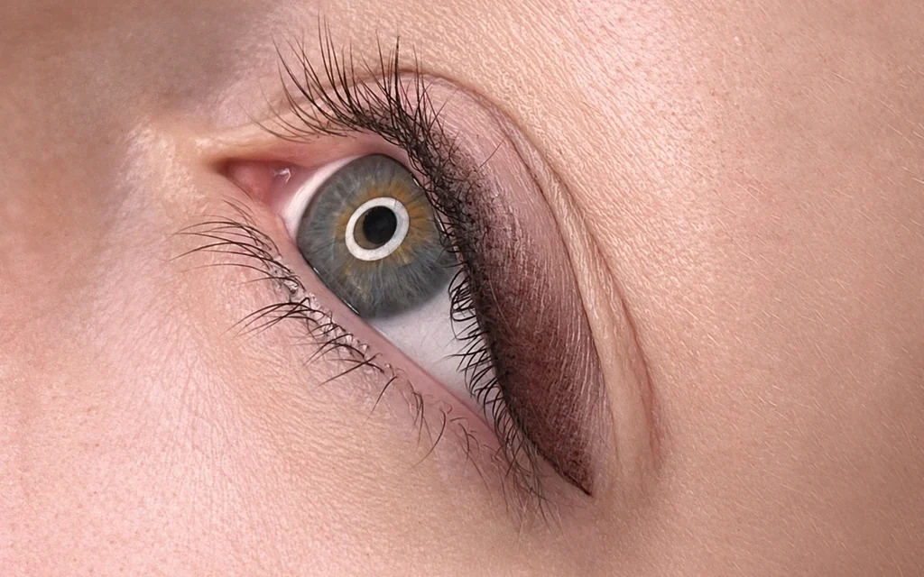 Nærbilde av skyggelagt eyeliner