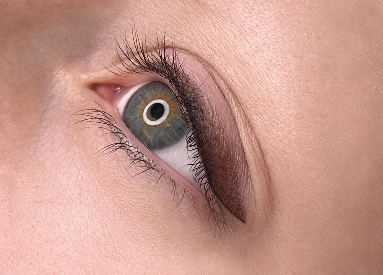 Nærbilde av skyggelagt eyeliner