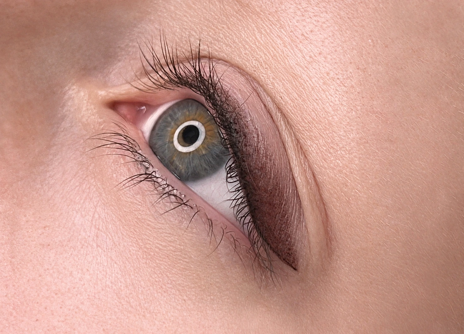 Nærbilde av skyggelagt eyeliner